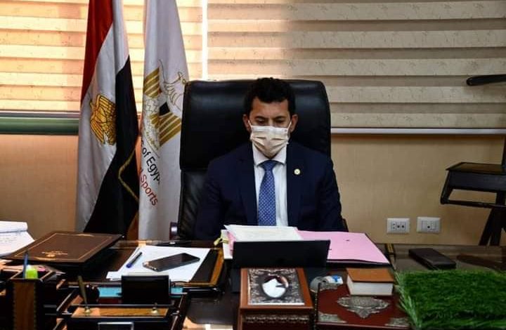 Photo of وزير الرياضة يجري اتصالاً هاتفياً بالكابتن محمود الخطيب ويطمئن علي بعثة الأهلي