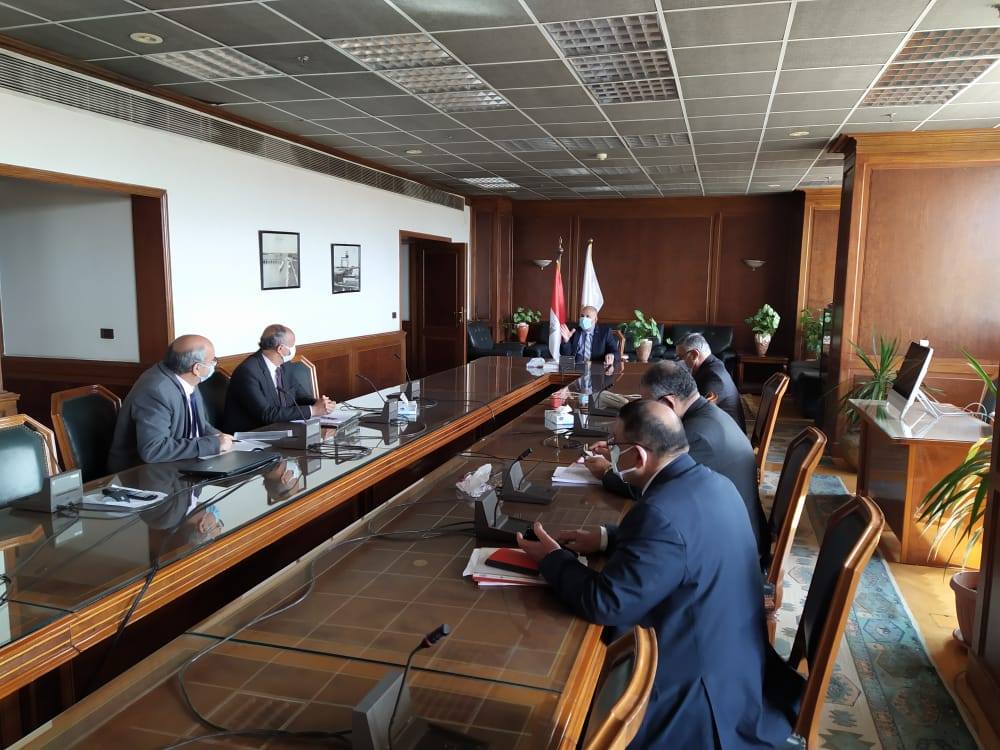 عبد العاطى يستعرض أعمال تأهيل الترع والمساقى والرى الحديث بالقرى