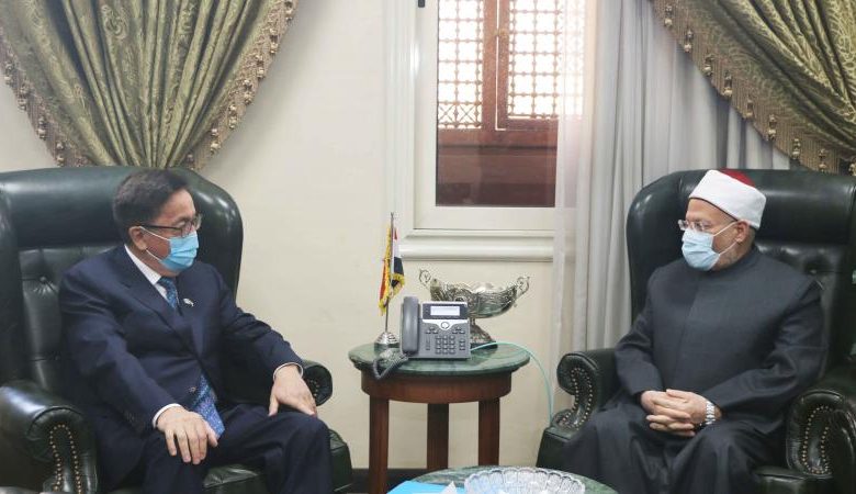 Photo of علام يبحث تعزيز التعاون الديني مع سفير كازاخستان بالقاهرة