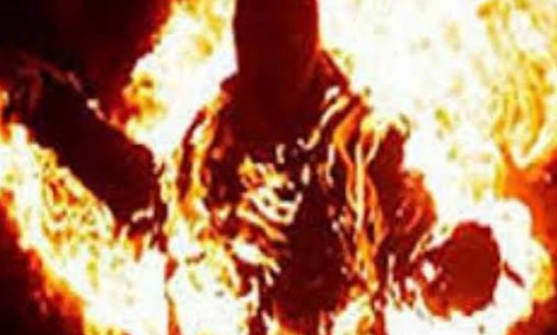 Photo of ” سيدة “تشعل النار في جسدها داخل المقابر لخلافاتها مع زوجها…تفاصيل