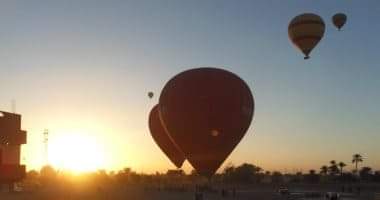 Photo of الأقصر يحلق في سمائه 8 رحلات بالون طائر على متنها 120 سائحا أجنبيا ومصريا