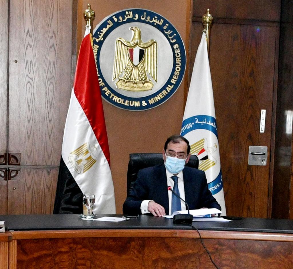 الملا يتابع مشروع إحلال وتحويل السيارات للعمل بالغاز الطبيعى