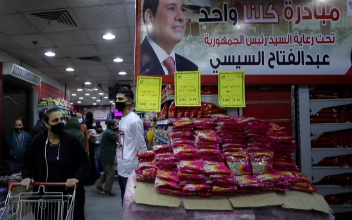 Photo of شاهد بالصور إقبال المواطنين على منافذ “كلنا واحد” تحت رعاية الرئيس السيسي