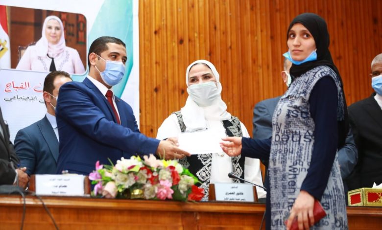 Photo of وزيرة التضامن الاجتماعي تشهد حفل تكريم الأمهات المثاليات بمحافظة أسيوط