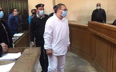 في أول ظهور له بالمحكمة.. المتهم بالتحرش بطفلة المعادي ينفي الجريمة: «حاجج مرتين وعامل 27 عمرة»