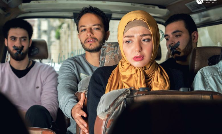Photo of فيديو.. طالبة جامعية توثق واقعة التحرش بها داخل ميكروباص في الزقازيق