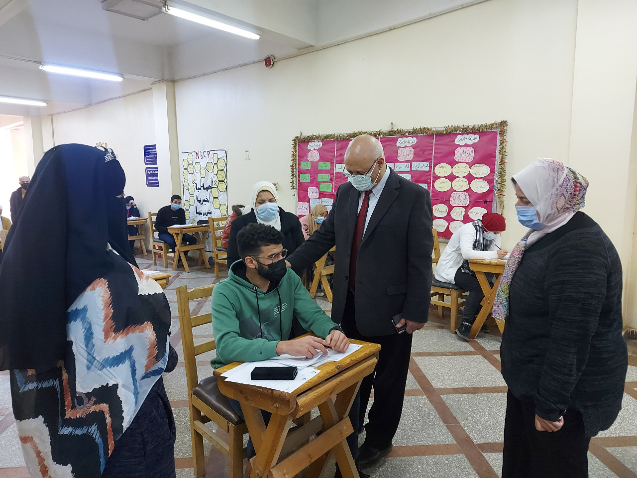 المشرف على قطاع خدمة المجتمع بجامعة بنها يتفقد سير الإمتحانات ويشيد بالإجراءات الاحترازية داخل اللجان