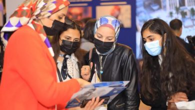 Photo of اقبال طلابي كبير أمام جناح جامعة بنها للتعرف على البرامج الدراسية الجديدة
