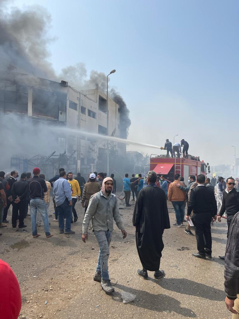 محافظ القليوبية يتابع عملية إطفاء وتبريد حريق نشب بمصنع للملابس الجاهزة بمنطقة اسكان الشباب بمدينة العبور