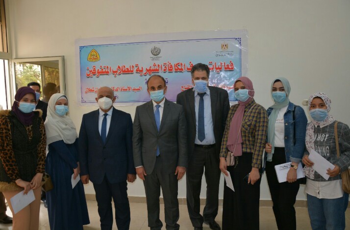 صور... صرف حافز التميز للطلاب المتفوقين بجامعة الزقازيق