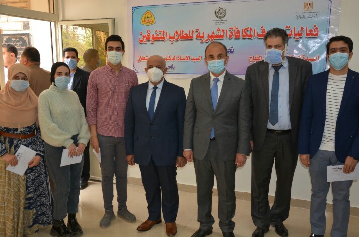 صور... صرف حافز التميز للطلاب المتفوقين بجامعة الزقازيق
