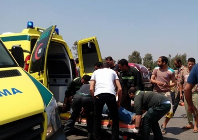مصرع 2 وإصابة 4 آخرين في حادث انقلاب سيارة بطريق السويس