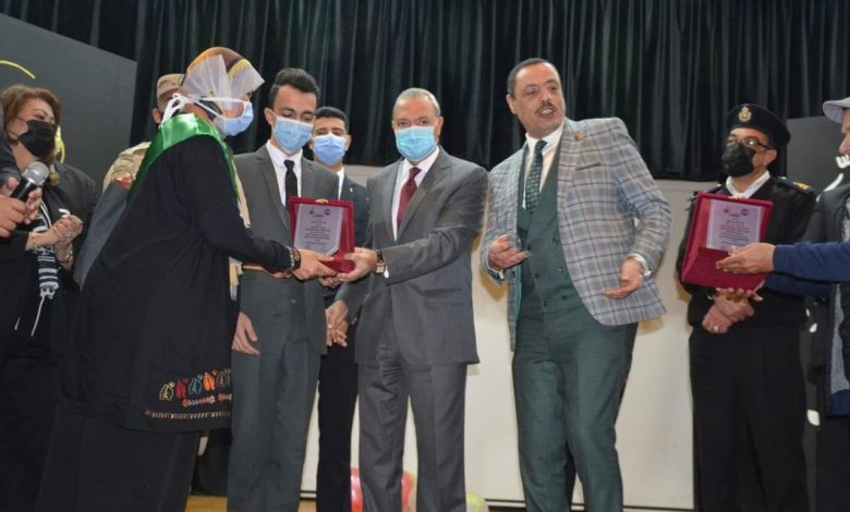 Photo of بالصور.. محافظ القليوبية يكرم الأمهات المثاليات بمناسبة إحتفالات عيد الأم