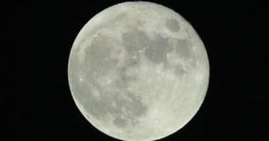 Photo of للمرة الثانية القمر يتعامد على الكعبة المشرفة