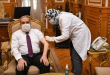 Photo of “وزير الدولة للإنتاج الحربي” يتلقى لقاح كورونا