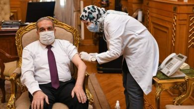 Photo of “وزير الدولة للإنتاج الحربي” يتلقى لقاح كورونا