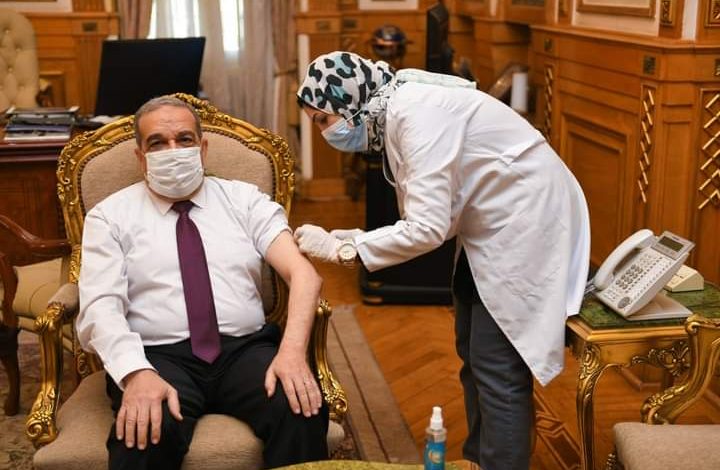 Photo of “وزير الدولة للإنتاج الحربي” يتلقى لقاح كورونا