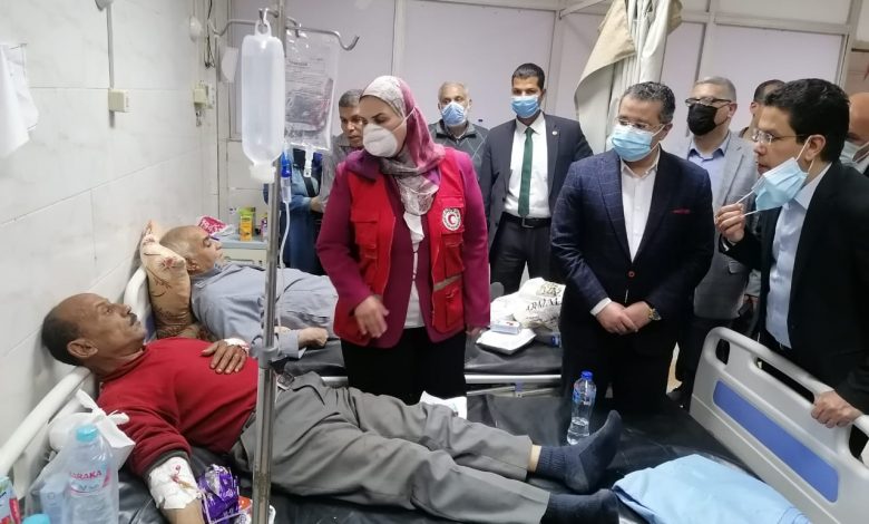 Photo of وزيرة التضامن الاجتماعي تتفقد حالة مصابى قطار طوخ بمستشفى بنها الجامعي