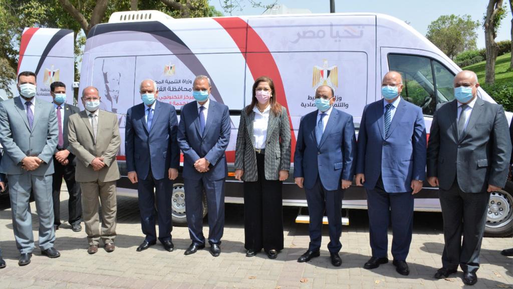 وزارة التخطيط تسلم الدفعة الأولى من سيارات المراكز التكنولوجية المتنقلة لوزارة التنمية المحلية لتوزيعها على 8 محافظات