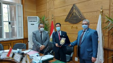 Photo of مجلس جامعة بنها يكرم عميد كلية الطب لبلوغه السن القانونية