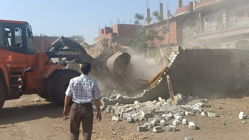 إزالة بناء مخالف بقرية كفر عطالله بمركز ومدينة بنها.. صور وفيديو