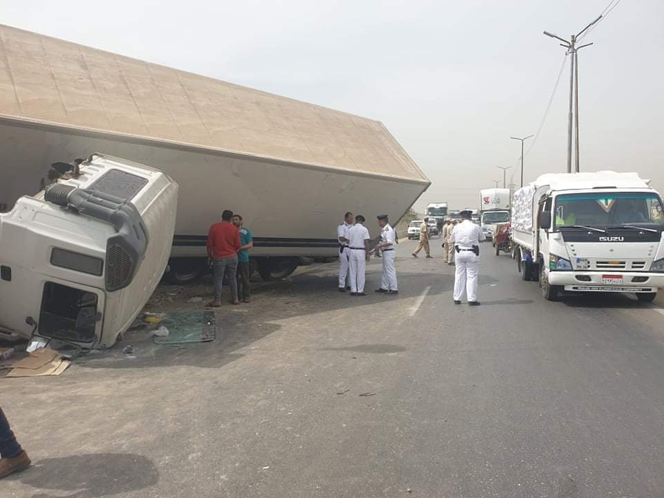 عاجل| انقلاب سيارة نقل على طريق بنها - المنصورة الزراعي.. فيديو