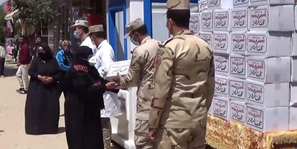 القوات المسلحة توزع آلالآف من الحصص الغذائية المجانية بمناسبة حلول شهر رمضان