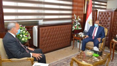 Photo of شعراوي يتابع مع الهجان تطورات منظومة المخلفات وتنفيذ مشروعات برنامج تطوير الريف المصري