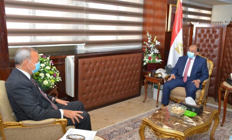Photo of شعراوي يتابع مع الهجان تطورات منظومة المخلفات وتنفيذ مشروعات برنامج تطوير الريف المصري