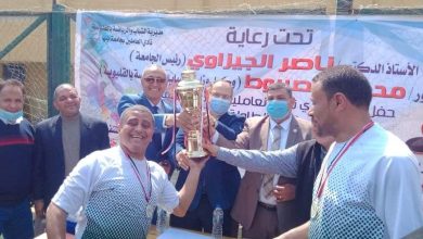 Photo of كلية الآداب تفوز بكأس دورى العاملين بجامعة بنها