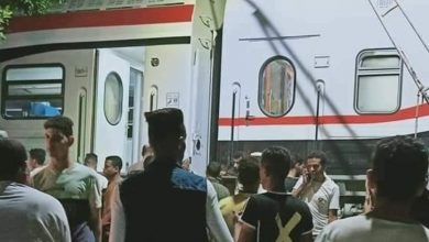 Photo of خروج قطار قادم من القاهرة لأسوان عن القضبان بمدينة العياط (صور)