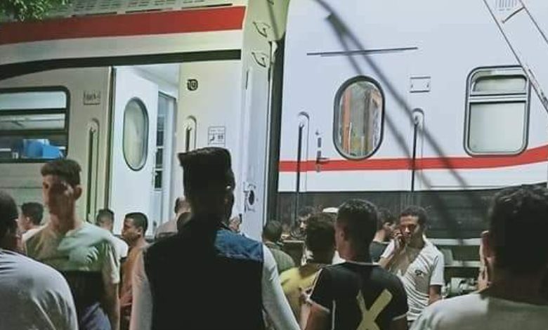 Photo of خروج قطار قادم من القاهرة لأسوان عن القضبان بمدينة العياط (صور)