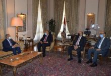 Photo of وزير الخارجية يبحث مع رئيس مجلس الشورى اليمني الأزمة اليمنية
