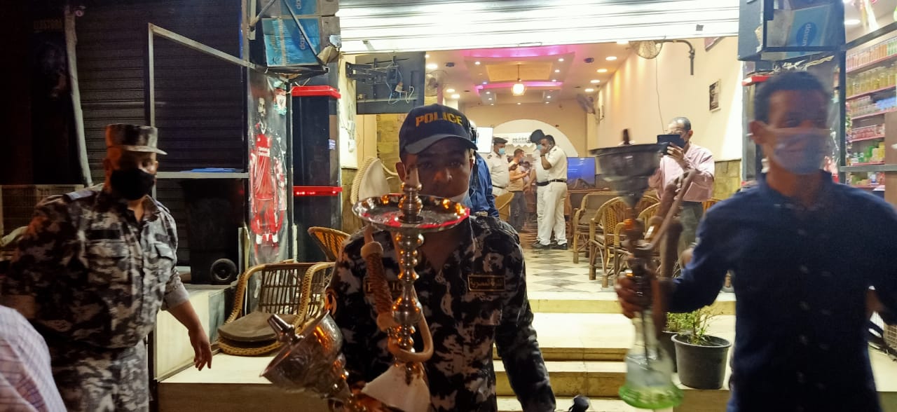 ضبط شيش وتحرير محاضر لمقاهي لمخالفة إجراءات الوقاية من كورونا بالقليوبية عيد الفطر.. صور وفيديو