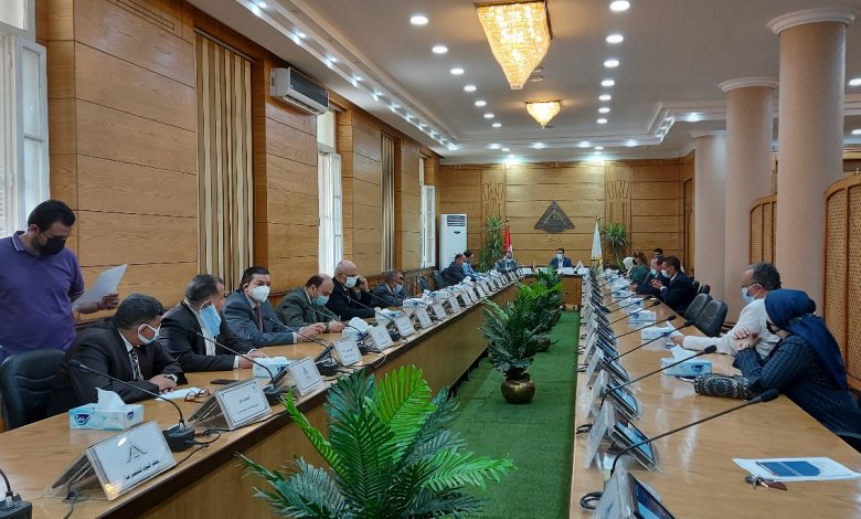 Photo of مجلس عمداء جامعة بنها يناقش استعدادات امتحانات نهاية العام الدراسي