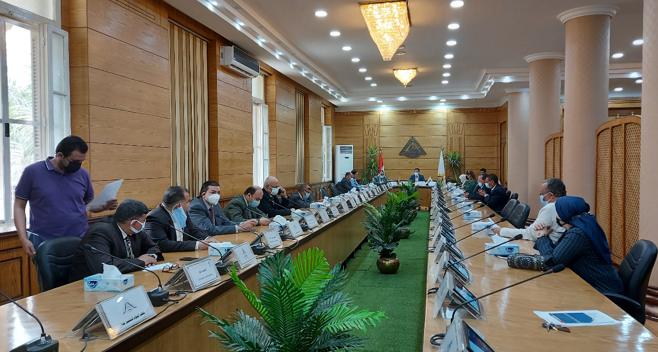 مجلس عمداء جامعة بنها يناقش استعدادات امتحانات نهاية العام الدراسي