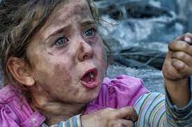 Photo of طفلة فلسطينية تلهو بصاروخ إسرائيلي أمام منزلها بغزة: «مش خايفة»