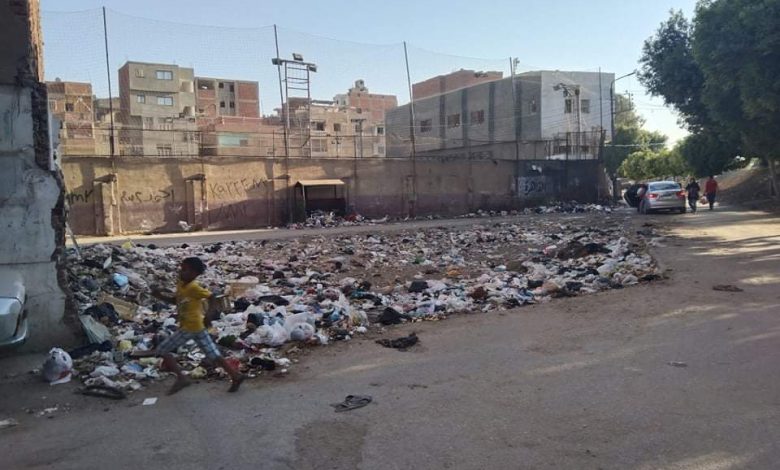Photo of القمامة تفترش سور مركز شباب كفر مناقر ببنها.. والأهالي يستغيثون| صور وفيديو