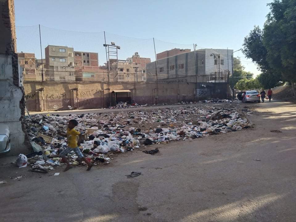 القمامة تفترش سور مركز شباب كفر مناقر بعزبة الزراعة.. والأهالي يستغيثون| صور وفيديو