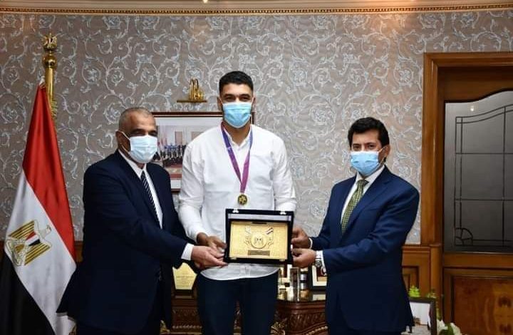 Photo of وزير الشباب والرياضة يُكرم لاعبي المنتخب الوطني للملاكمة