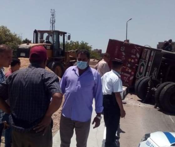 Photo of انقلاب سيارة نقل محملة بالرمال أعلى كوبرى منية سندوب العلوى فى الدقهلية