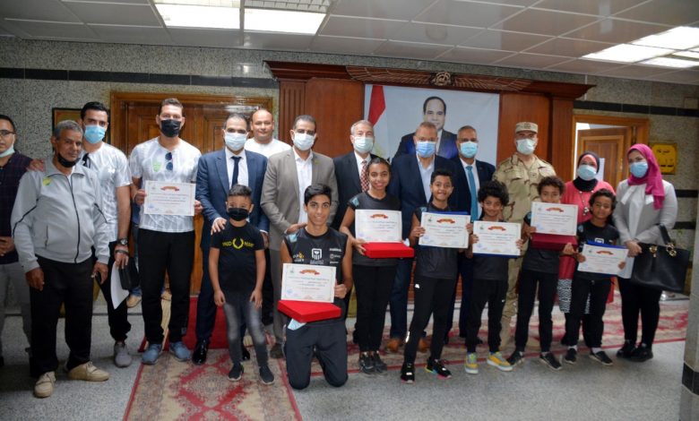 Photo of محافظ القليوبية يكرم أبطال الخماسي الحديث بنادي بنها الرياضي (صور)