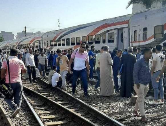 عودة حركة القطارات لطبيعتها بعد خروج عربة عن القضبان بمحطة بنها