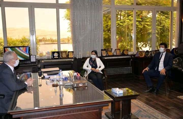 Photo of محافظ الأقصر يستقبل وفدا من مؤسسة إسمعونا لبحث سبل التعاون المستقبلية