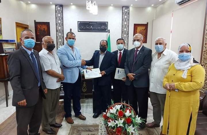 Photo of مدير تعليم القليوبية يكرم معلما حاصلاً على جائزة الشيخ محمد بن زايد بالإمارات