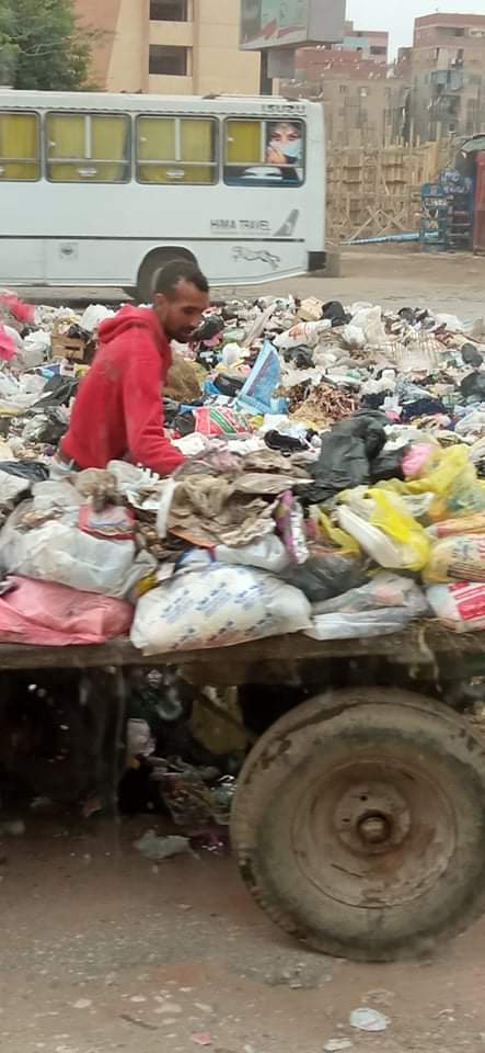 شوارع مكسرة وأطنان من القمامة.. معاناة أهالي شرق شبرا الخيمة بالقليوبية (فيديو وصور)
