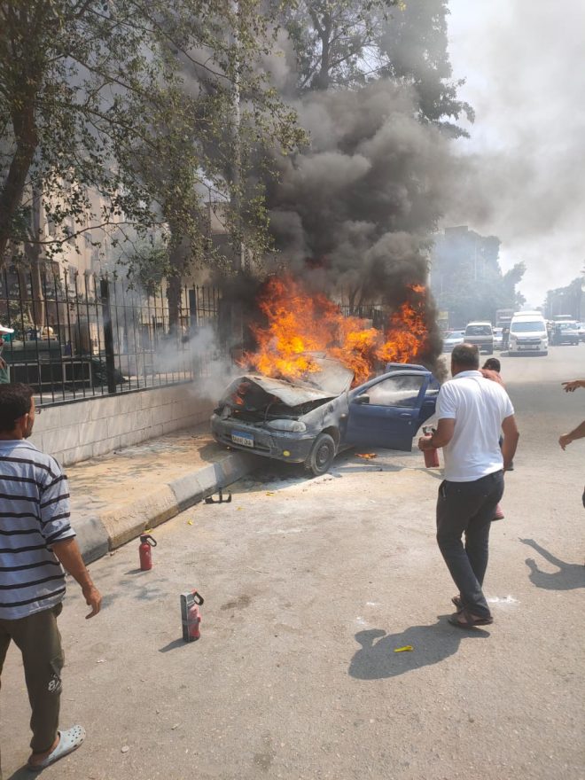إخماد حريق نشب بسيارة فى شارع الأهرام بالجيزة
