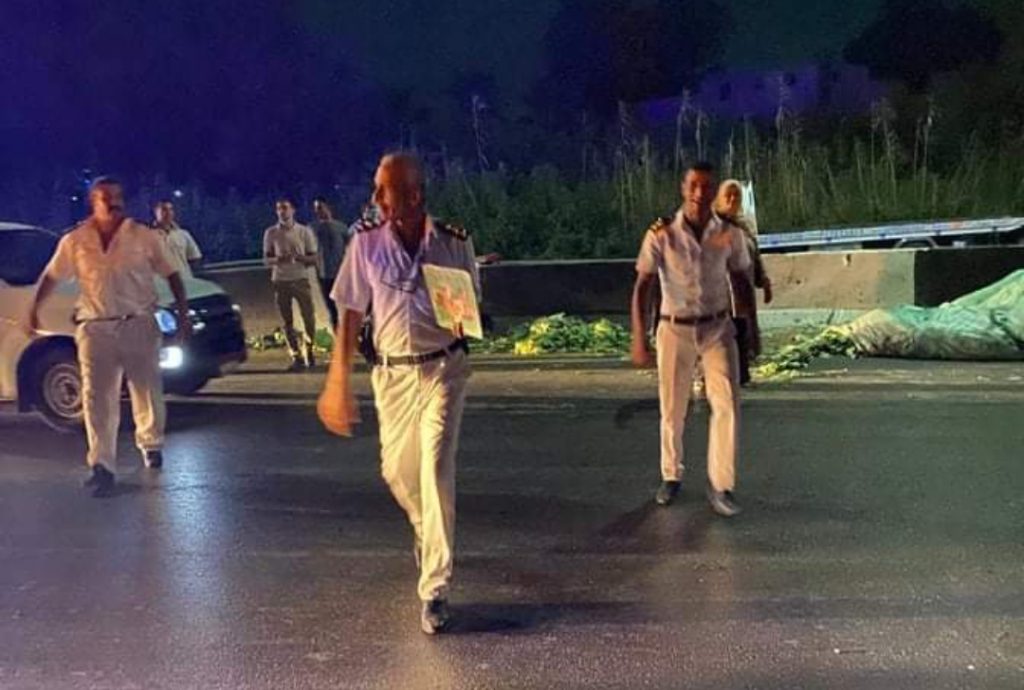 انقلاب سيارة نقل علي الطريق الزراعي