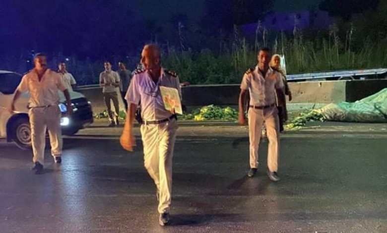 Photo of انقلاب سيارة نقل علي الطريق الزراعي