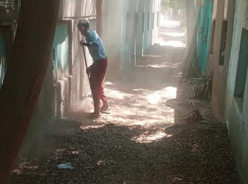 تنظيف المقابر مبادرة شبابية لنظافة مقابر قرية كفر الجزار بالقليوبية